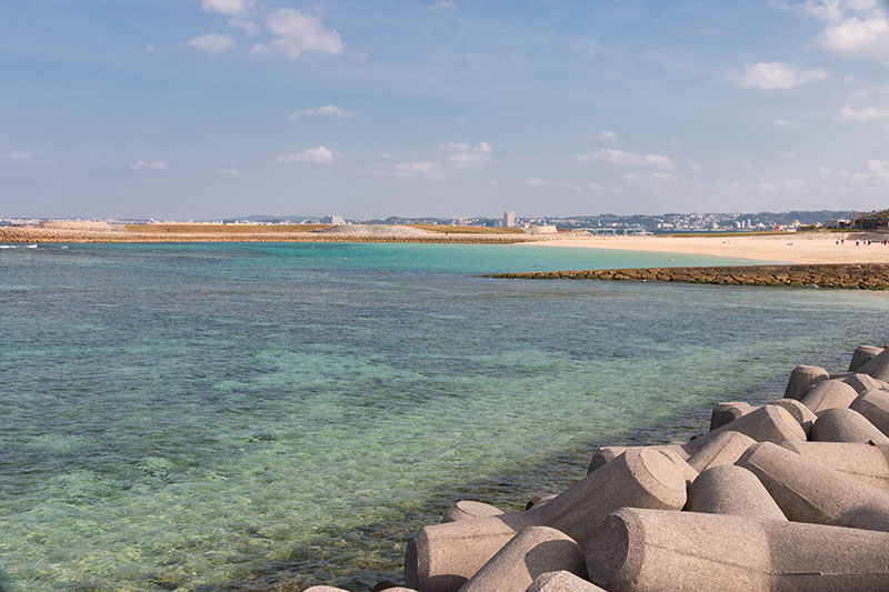 ... und zum Strand hinüber