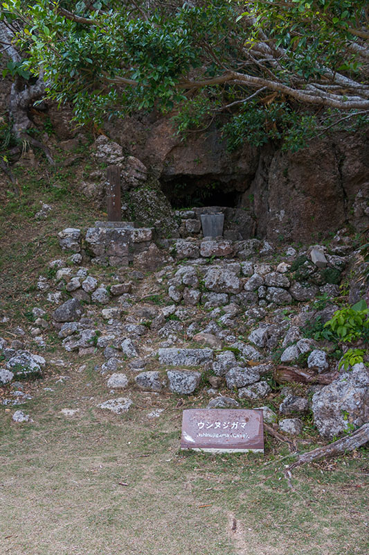 Vorbei an einem alten Grab ...