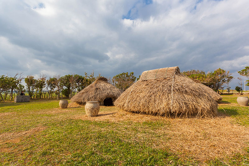 ... und die Hütten nach damaliger Weise wieder aufgebaut