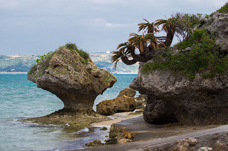 Hinter den Felsen einer kleinen Insel ...