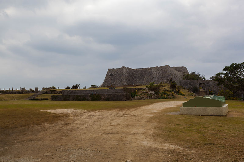 Vorplatz mit Hauptgebäude im Hintergrund