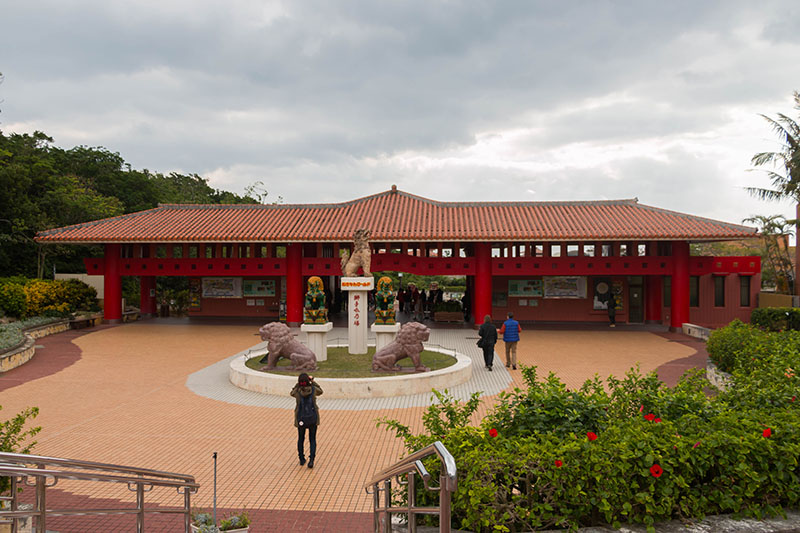 Eingang des Culture Kingdom Gyokusendo (Okinawa World)