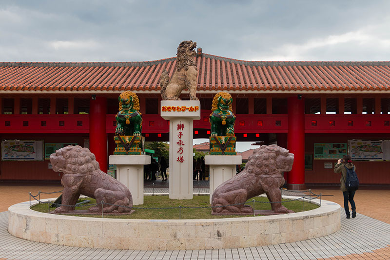 Hier gibt es eine Schlangen-Show, eine Musikvorführung, eine Tropfsteinhöhle und viiieeel Zeugs für Touristen ;-)