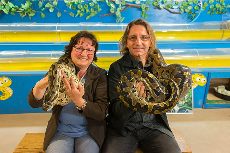 Petra und ich mit einer Boa (ganz schön schwer das Viech)