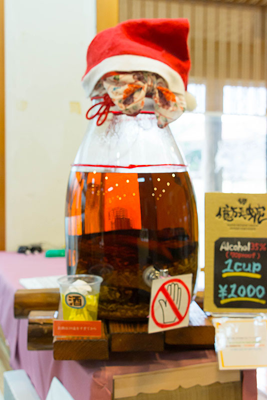 Hier habe ich Schlangenlikör probiert (pfui) ...