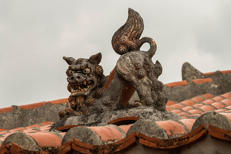 Der Löwenhund Shisa ist oft als Wächter anzutreffen