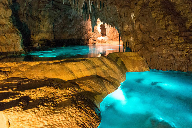 Farbiges Licht lässt das Wasser erstrahlen
