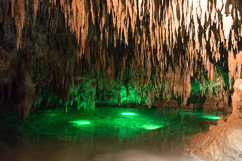 Farbiges Licht lässt das Wasser erstrahlen