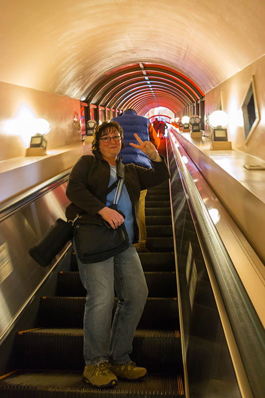 Mit einer Rolltreppe kommen wir wieder ans Tageslicht