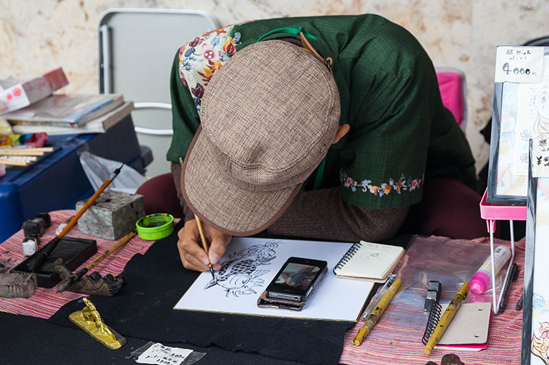 Künstler mit Feder und Tusche