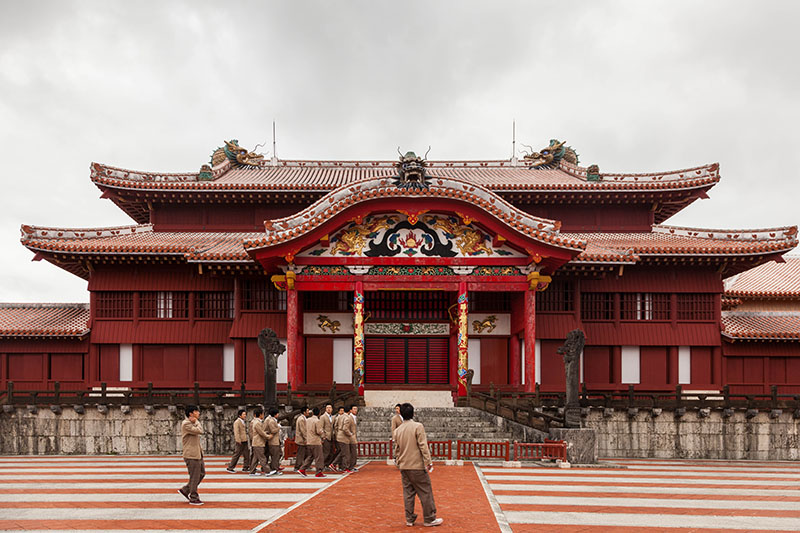 Wieder vor dem Palast, heute mit Schulklassen ...