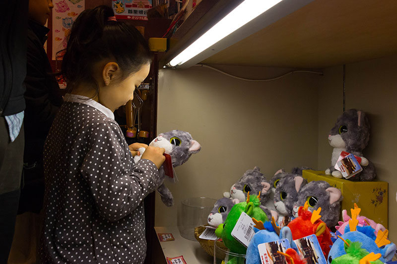 Süßes Mädchen, hat mit dem Plüschtier gespielt und ohne Quengelei wieder zurückgelegt