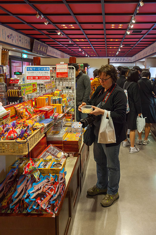 Bevor es nach draußen geht, müssen alle durch die unvermeidliche "Touristenfalle"