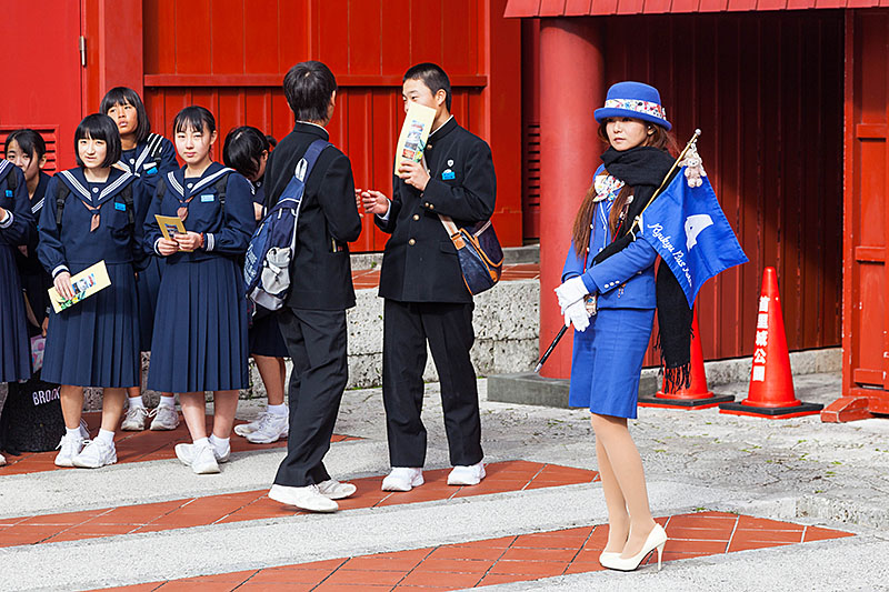 Die Gruppenleiterin sieht aus wie eine Stewardess ;-)