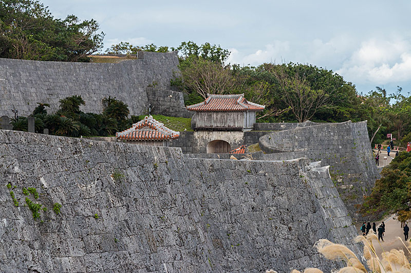 Am Schluss laufen wir einmal außen um die Anlage herum ...