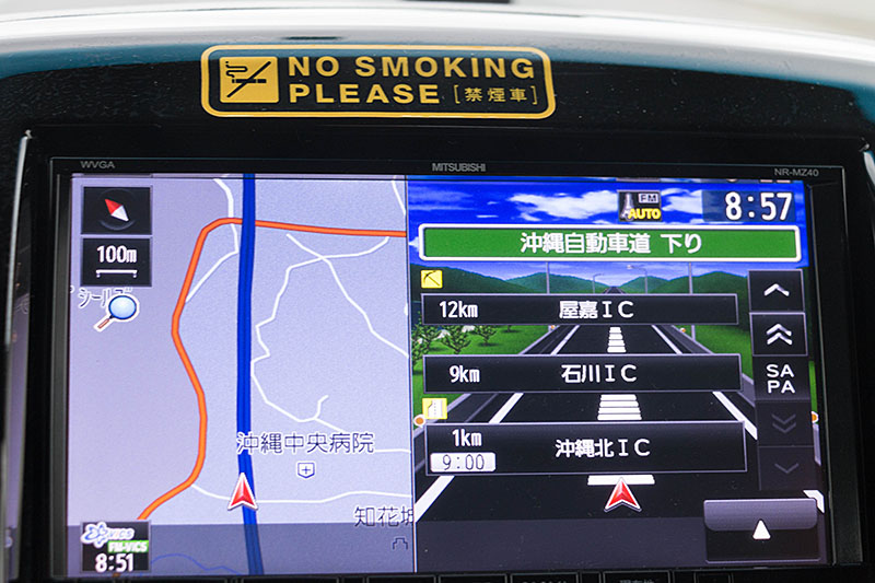 ... das Navi "warnt" optisch und akustisch (1) und zeigt die Mautstation und die folgenden Ausfahrten an