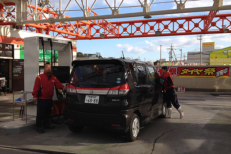 Beim Tanken wir man bedient, außerdem werden die Scheiben geputzt!