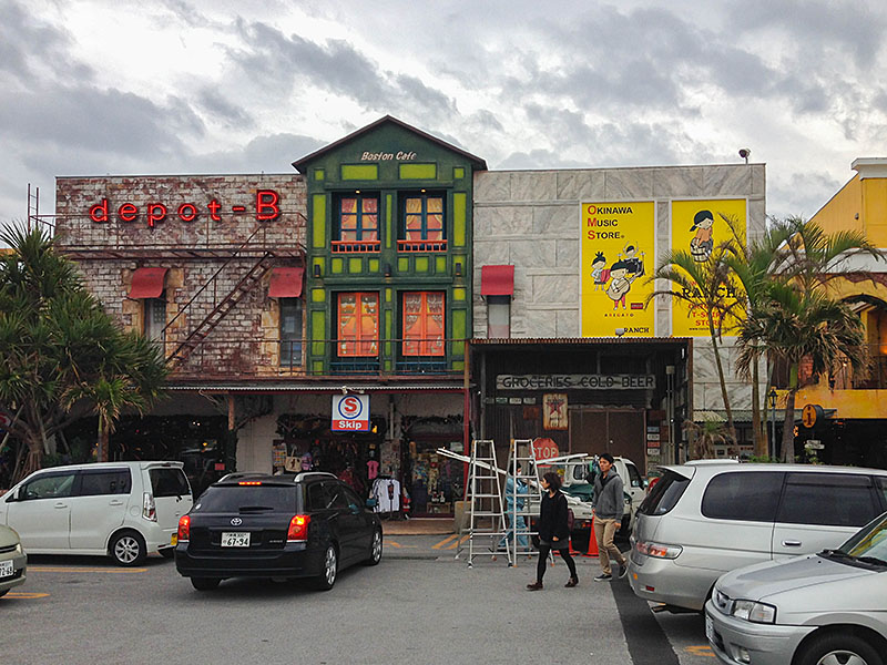 American Village ist ein Teil des Stadviertels Chatan in Ginowan