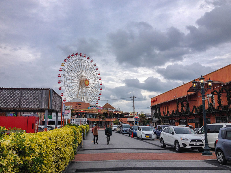 Es ist ein großes Einkaufs- und Vergnügungszentrum ...