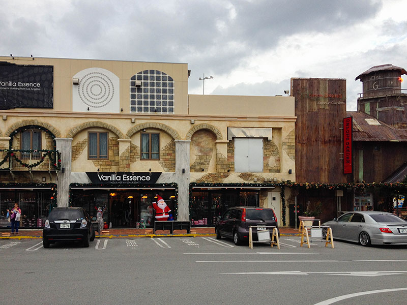 ... mit Bekleidungsgeschäften, Souvenirs, Restaurants usw.