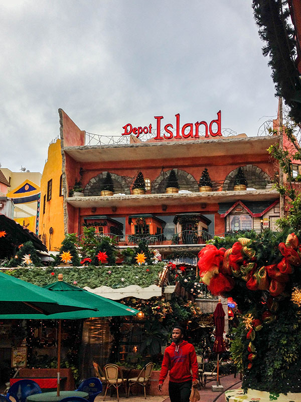 Alle Häuser sind bemalt wie Filmkulissen ...