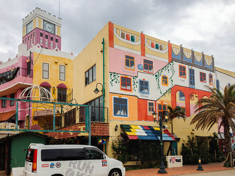 ... eine bunte Augenweide zwischen den mehr oder weniger tristen Häuser der Stadt