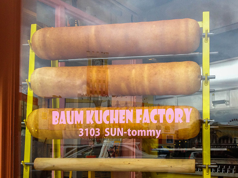 Die fertig gedrehten Baumkuchen locken uns an ...