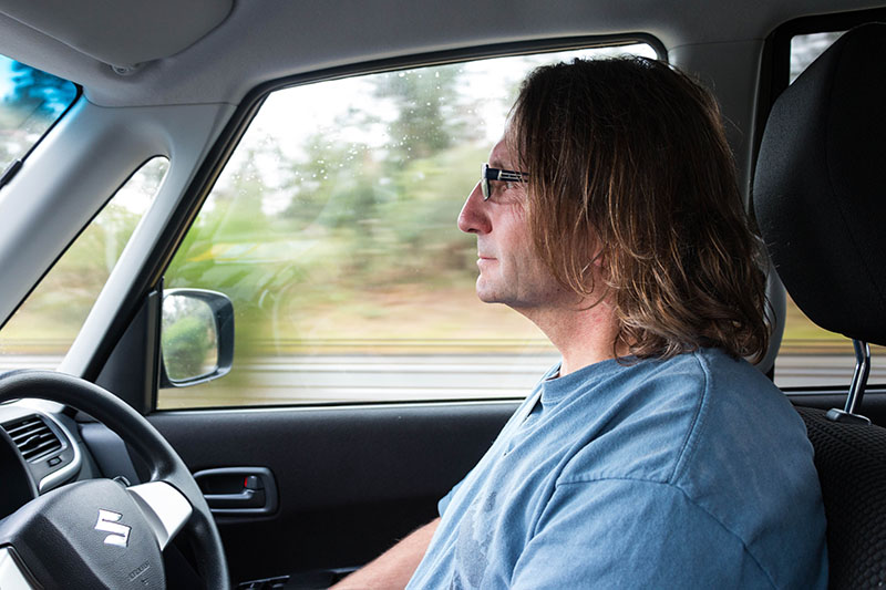 Carlo am rechten Steuer