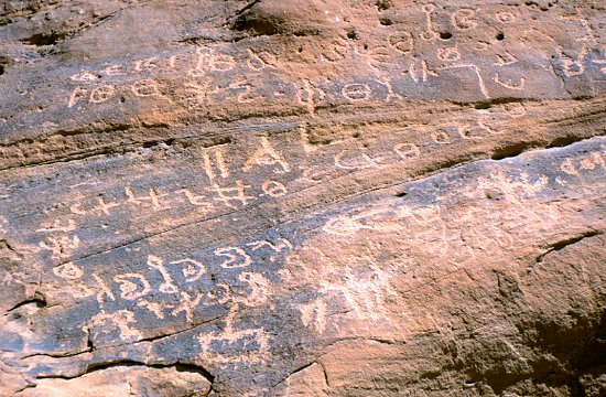 Schriftzeichen in den Felsen, wirklich alt?