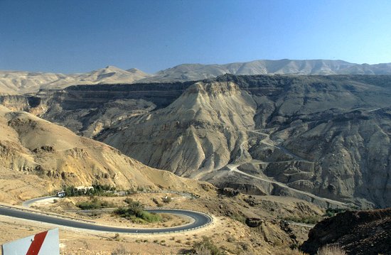 Abfahrt von der jordanischen Hochebene nach Ma'in