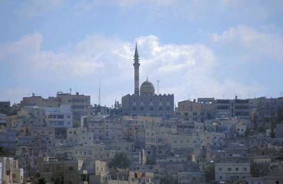 Interessante Architektur: die schwarz-weiße Moschee