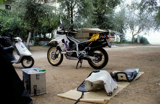 Erste Reparatur in Griechenland. Links der Roller, mit dem ich die neuen Teile beim DHL-Büro in Thessaloniki abgeholt habe