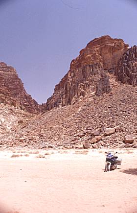Trotz aller Schönheit, der Sand im Wadi Rum ist sehr weich und schwierig zu fahren 