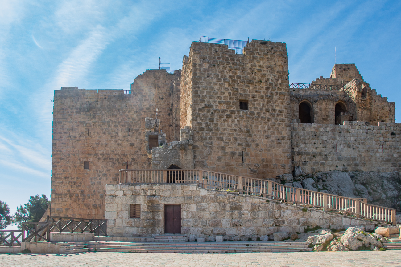 Die in den Jahren 1184 und 1185 von General Izz ad-Din Usama, einem Neffen Saladins, erbaute Festung diente der Verteidigung gegen das Kreuzfahrer-Königreich Jerusalem und sollte vor allem die Übertragung von Nachrichten erleichtern. Dazu ließ Saladin eine Kette von Festungen bauen, die Nachrichten mittels Feuer und Taubenpost weiterleiteten. Im Jahre 1260 eroberten die Mongolen kurzzeitig die Burg. Durch ein Erdbeben wurde sie 1837 schwer beschädigt. In den Jahren 1927 bis 1929 fanden größere Restaurierungsarbeiten an der Burg statt