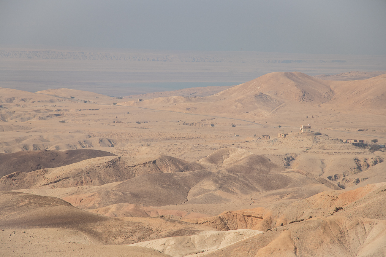 Am Horizont zeigt sich das Tote Meer 