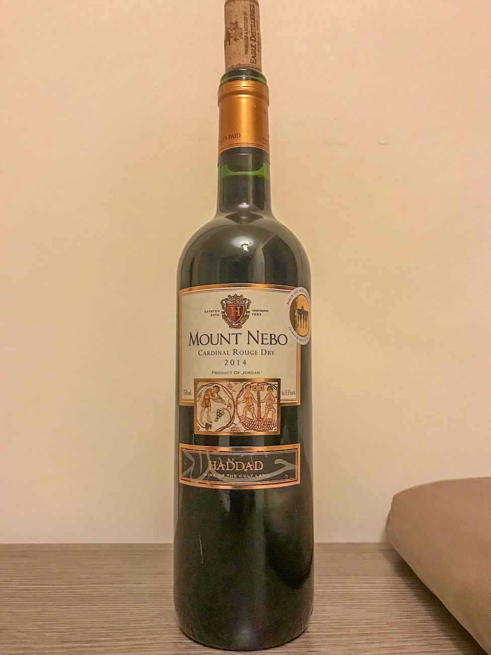 Abends probieren wir den jordanischen Wein, die Flasche für umgerechnet 22 €. Dreiviertel davon kippen wir dann weg, so gut hatte er geschmeckt :-( 