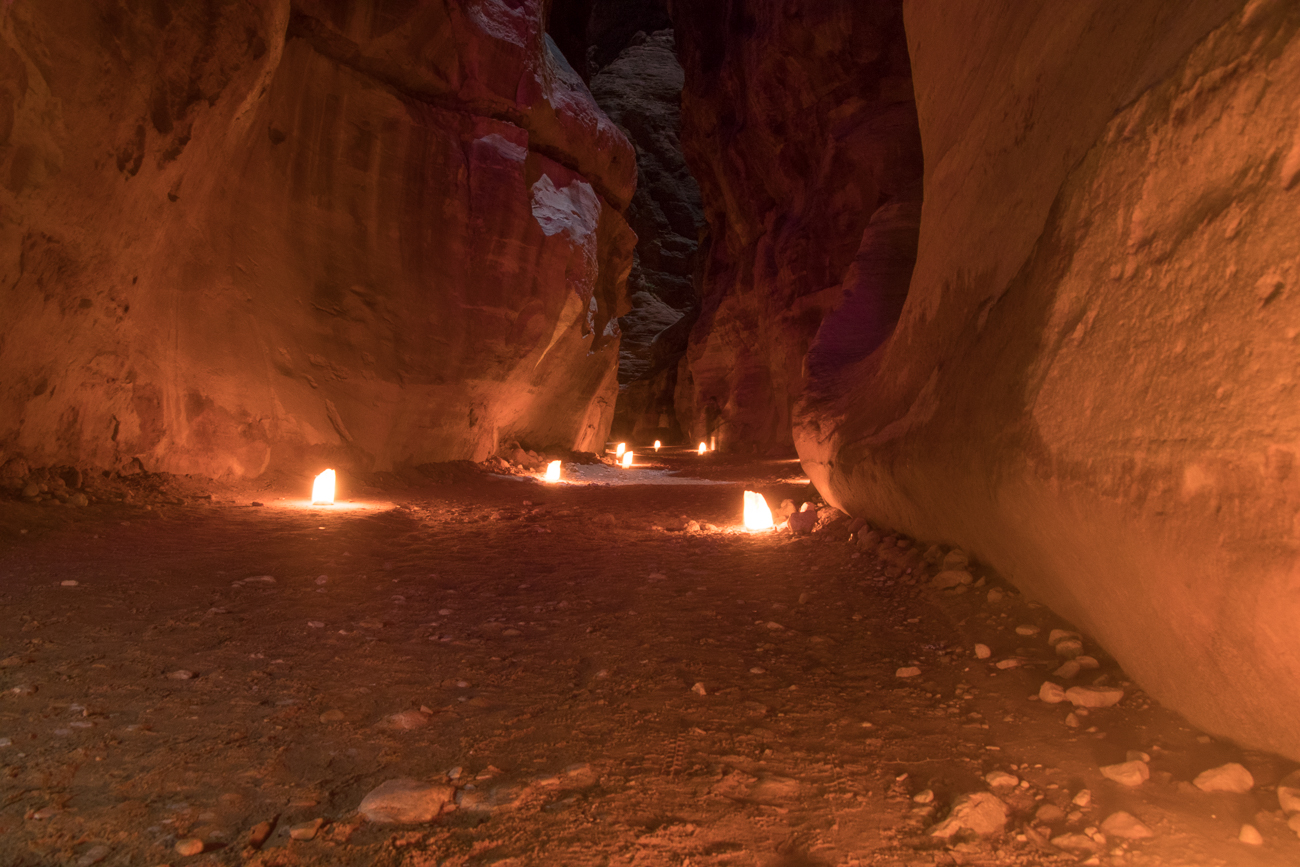 Zahlreiche Lampen illuminieren den Weg durch den Siq 