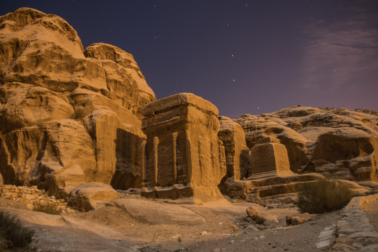 Abends schauen wir uns die "Show" Petra bei Nacht an, hier die Djinn Blocks, am Eingang zum Siq 
