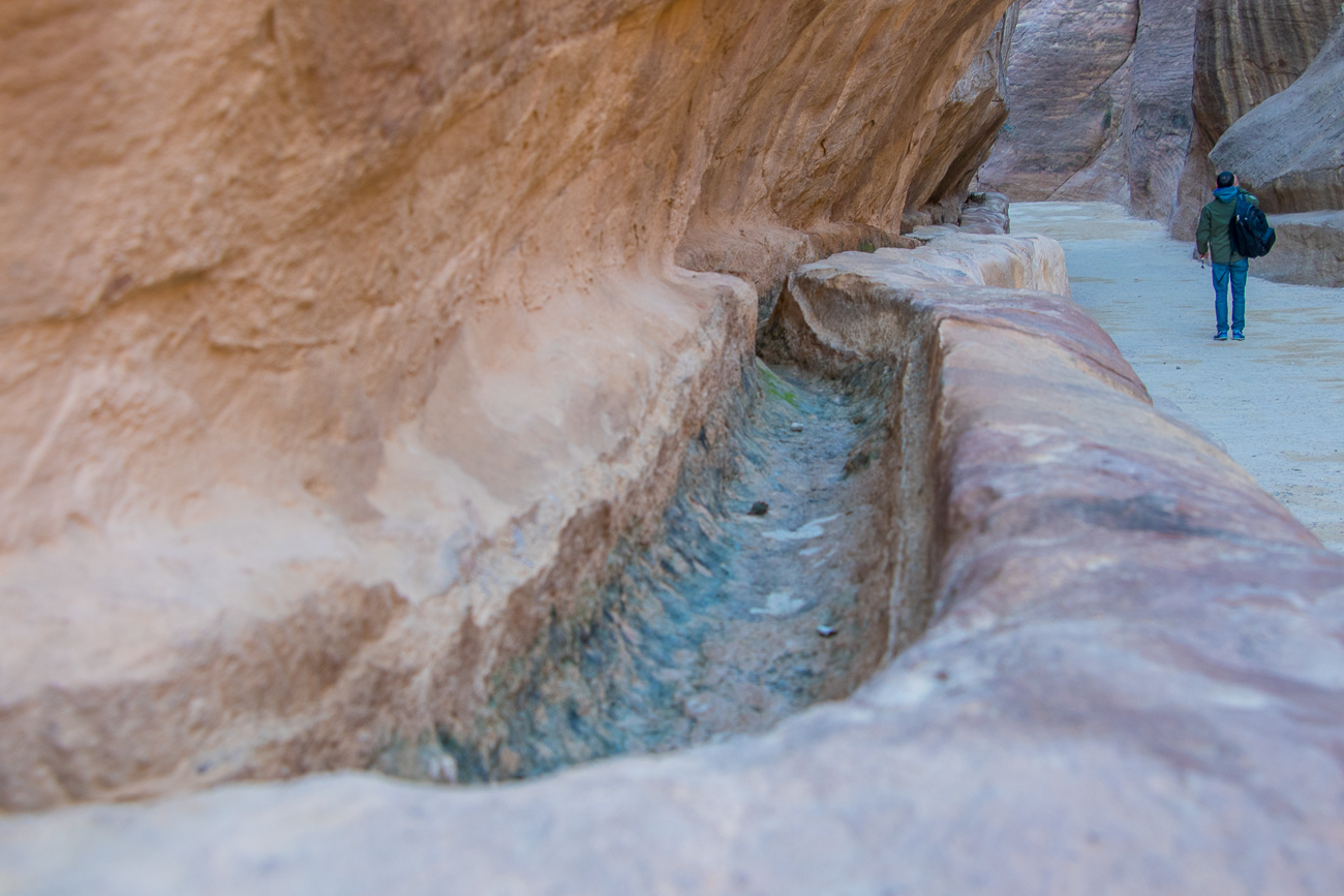 Frühere Wasserkanäle zu beiden Seiten des Siq, leiteten das begehrte Nass in die Schlucht