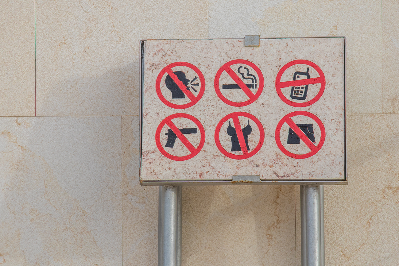 Regeln beachten, bevor die Kirche betreten wird, nicht dass jemand eine Pistole in der Badehose hat ;-) 
