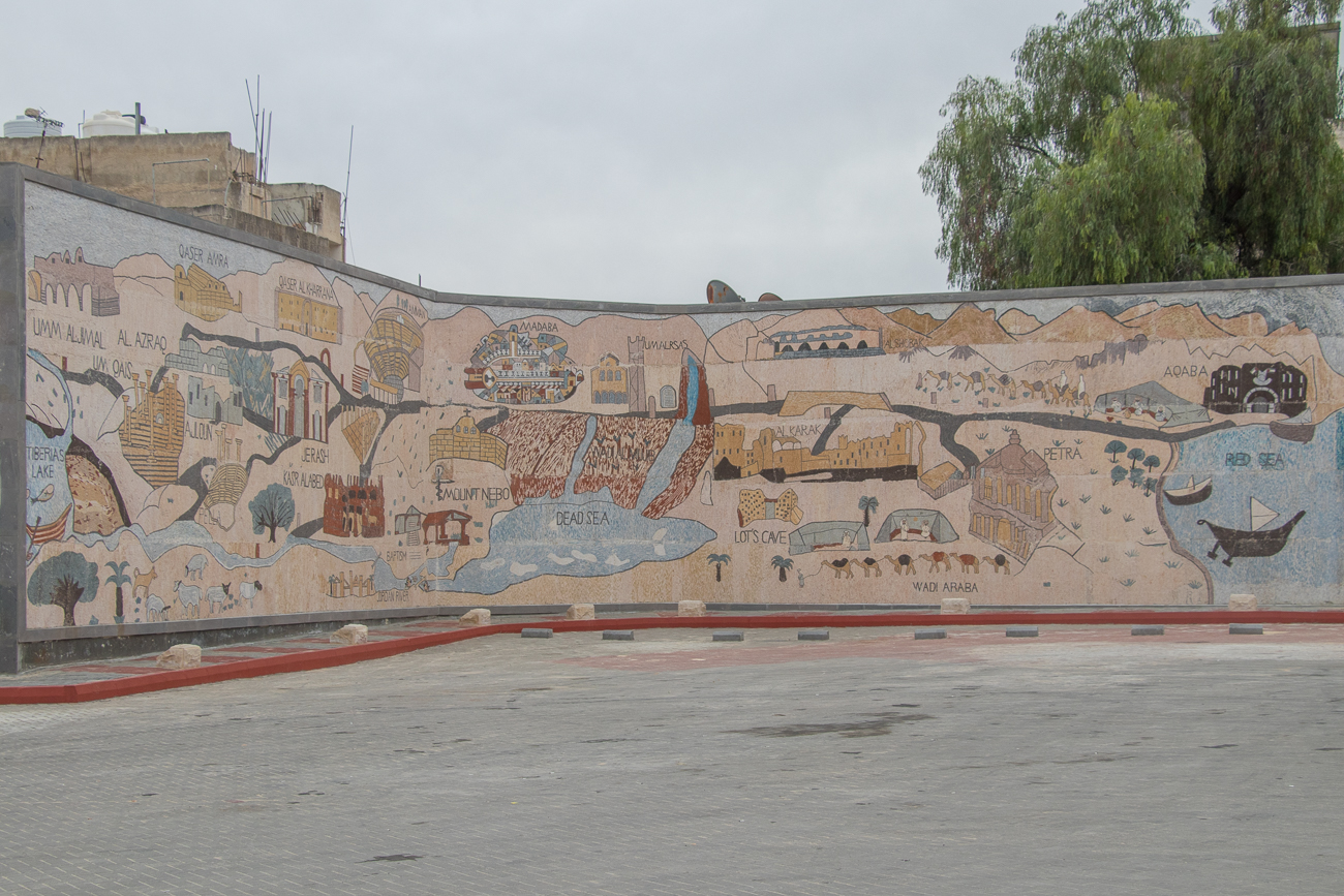 Bemalte Wand am Parkplatz unweit der Kirche 