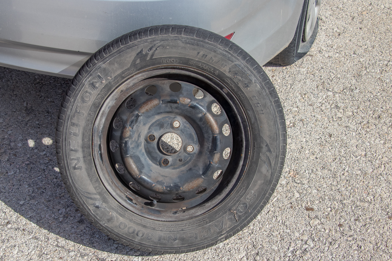 Ein funktionierendes Ersatzrad war zwar an Bord, jedoch hatten die Radschrauben 19er Schlüsselweite und der zugehörige Radschlüssel nur 17 mm! Ein freundlicher Jordanier hat uns dann das Rad mit passendem Werkzeug gewechselt. Nochmals danke an den unbekannten Helfer! 