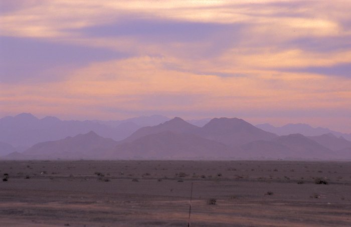 Im Gegensatz zu den Emiraten sieht der Oman vielversprechend bergig aus