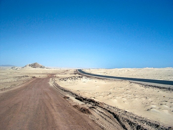 Alte Piste nach Ashkharah. Parallel dazu die neue Straße, die gerade im Bau ist(Foto: Gerd)