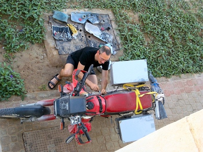 Vor der Weiterfahrt werden die Maschinen gewartet(Foto: Daniela)