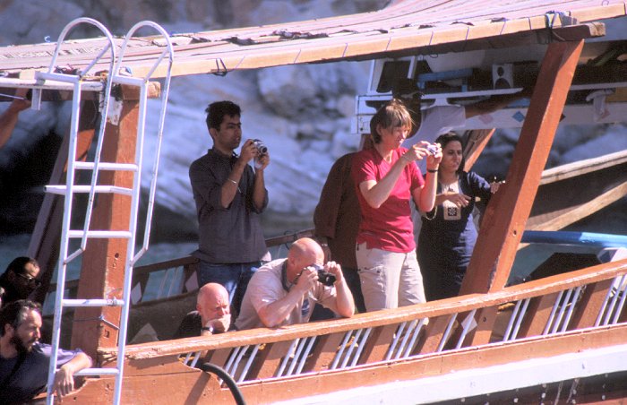 Wie es der Zufall will, sind auch Rainer, Petra, Frank, Jürgen und Martin auf einem der Boote