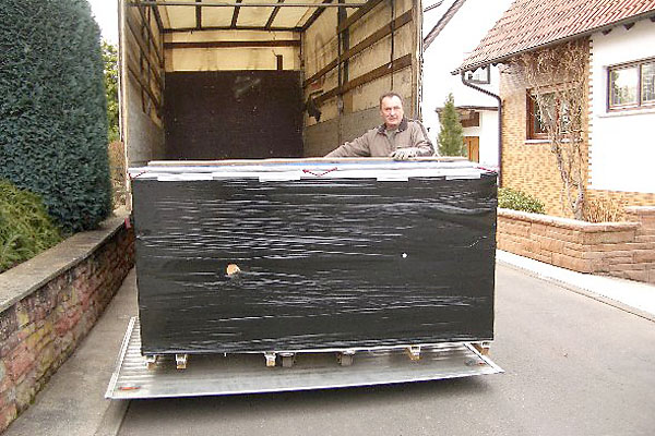 Zuerst wird die Kiste mit Gerds Maschine verladen