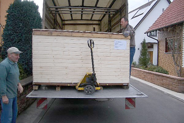 Hier entschwindet Carlos Kiste in die tiefe Höhle des LKW