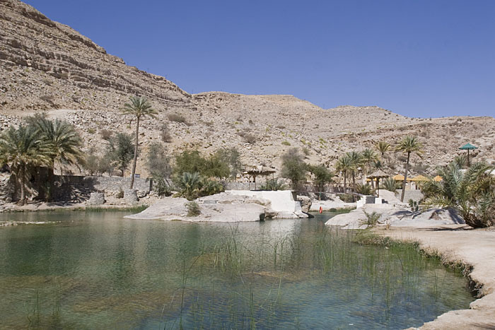 Am Einstieg zum Wadi Bani Khalid liegen zwei Badeteiche