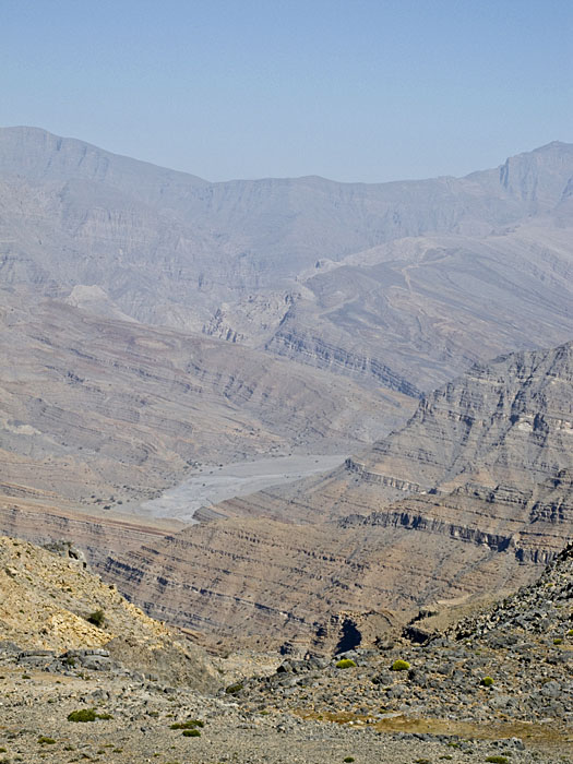 Rechts von der Mitte, auf dem Grat, kann man die Piste nach Khasab erahnen